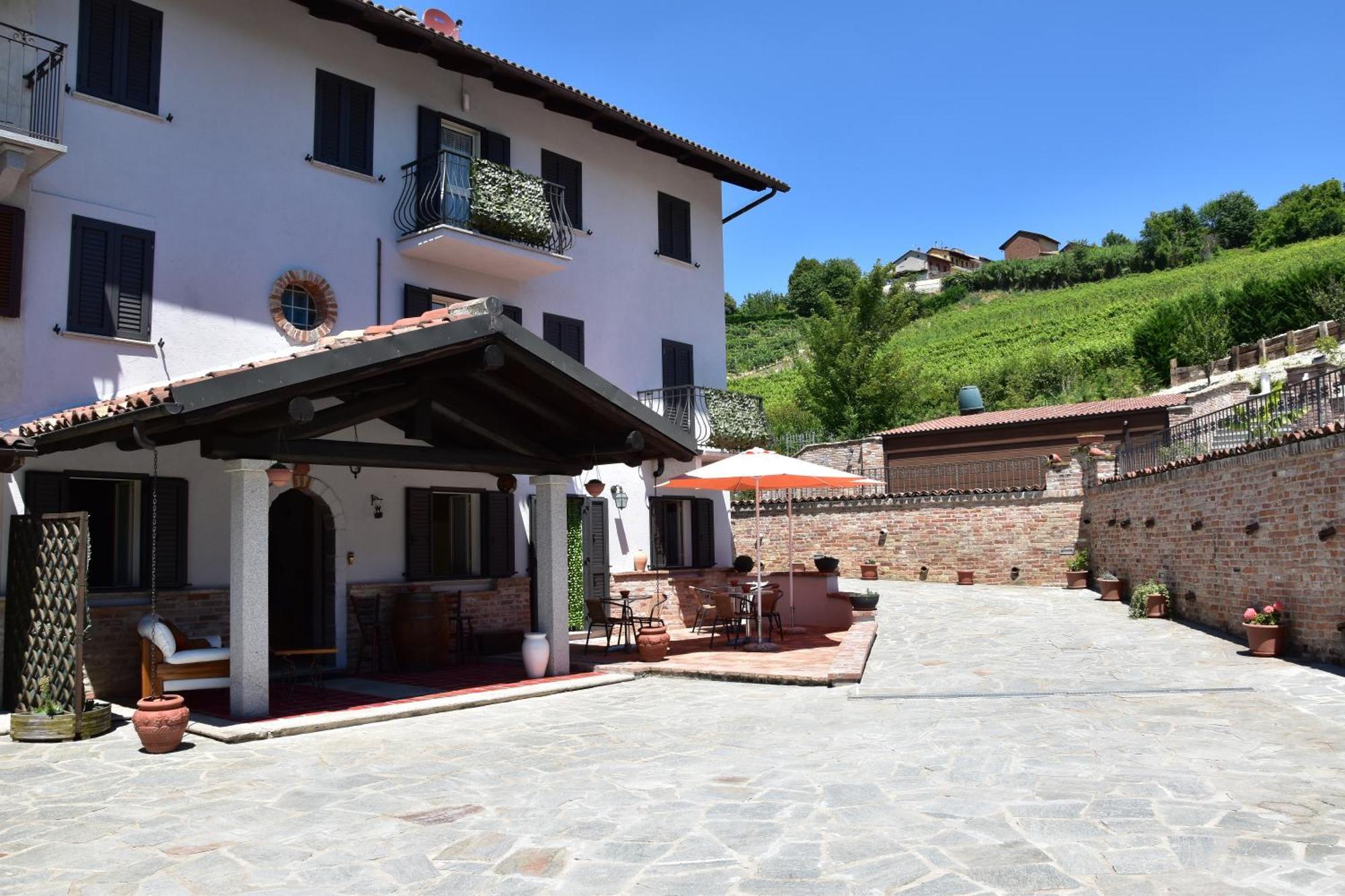 B&B La Dolce Vita Priocca ภายนอก รูปภาพ